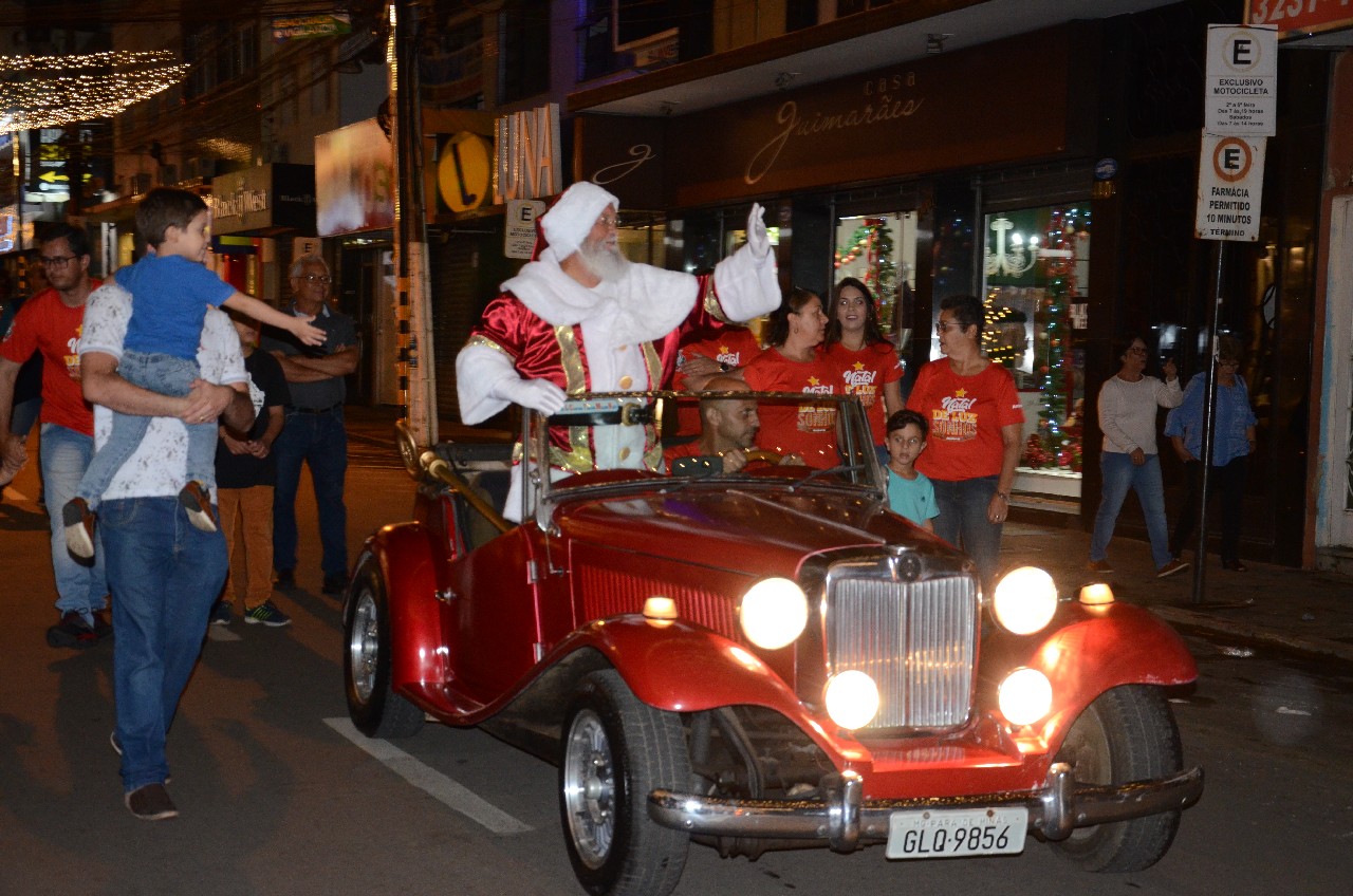 Papai Noel chega e o encanto do Natal toma conta de Pará de Minas