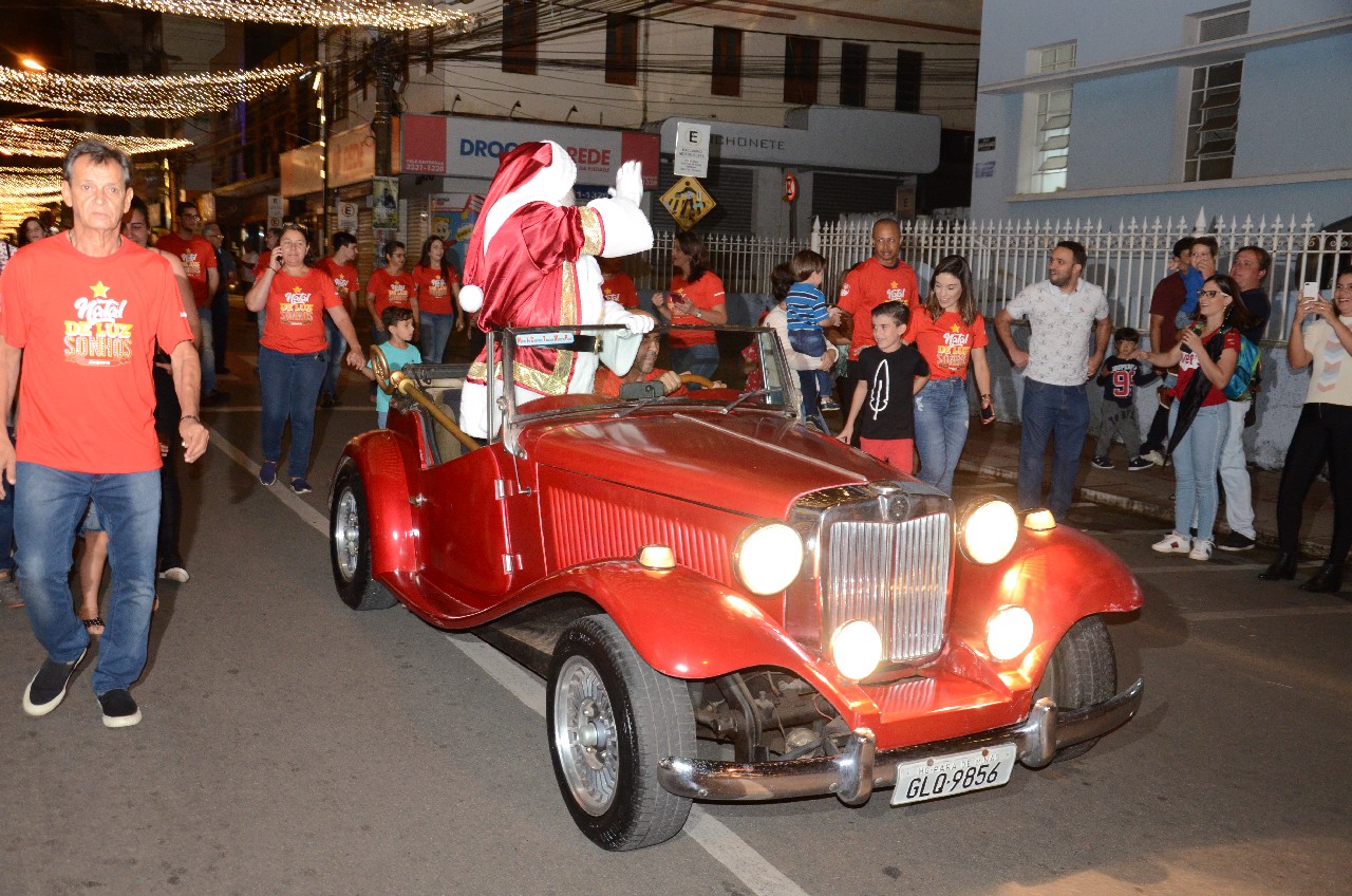 Papai Noel chega e o encanto do Natal toma conta de Pará de Minas