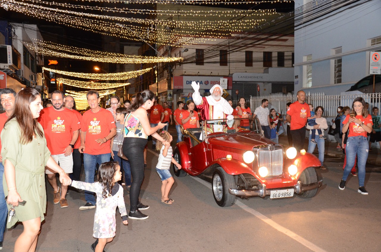 Papai Noel chega e o encanto do Natal toma conta de Pará de Minas