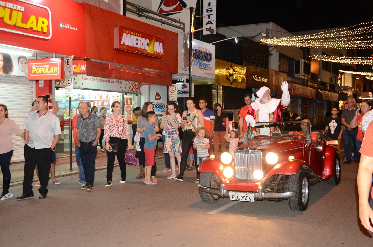 Papai Noel chega e o encanto do Natal toma conta de Pará de Minas