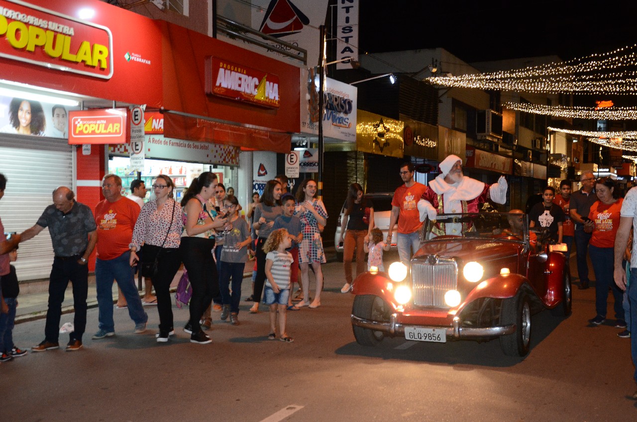 Papai Noel chega e o encanto do Natal toma conta de Pará de Minas