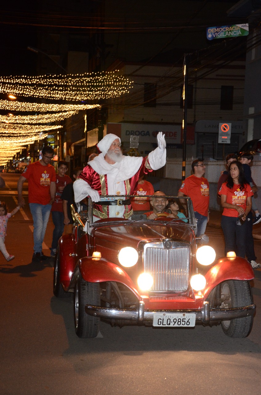 Papai Noel chega e o encanto do Natal toma conta de Pará de Minas