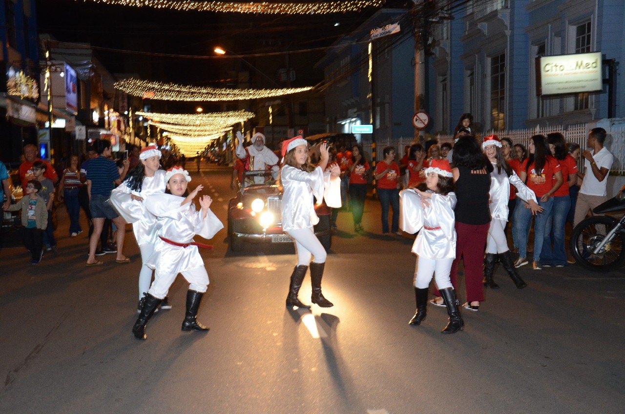 Papai Noel chega e o encanto do Natal toma conta de Pará de Minas