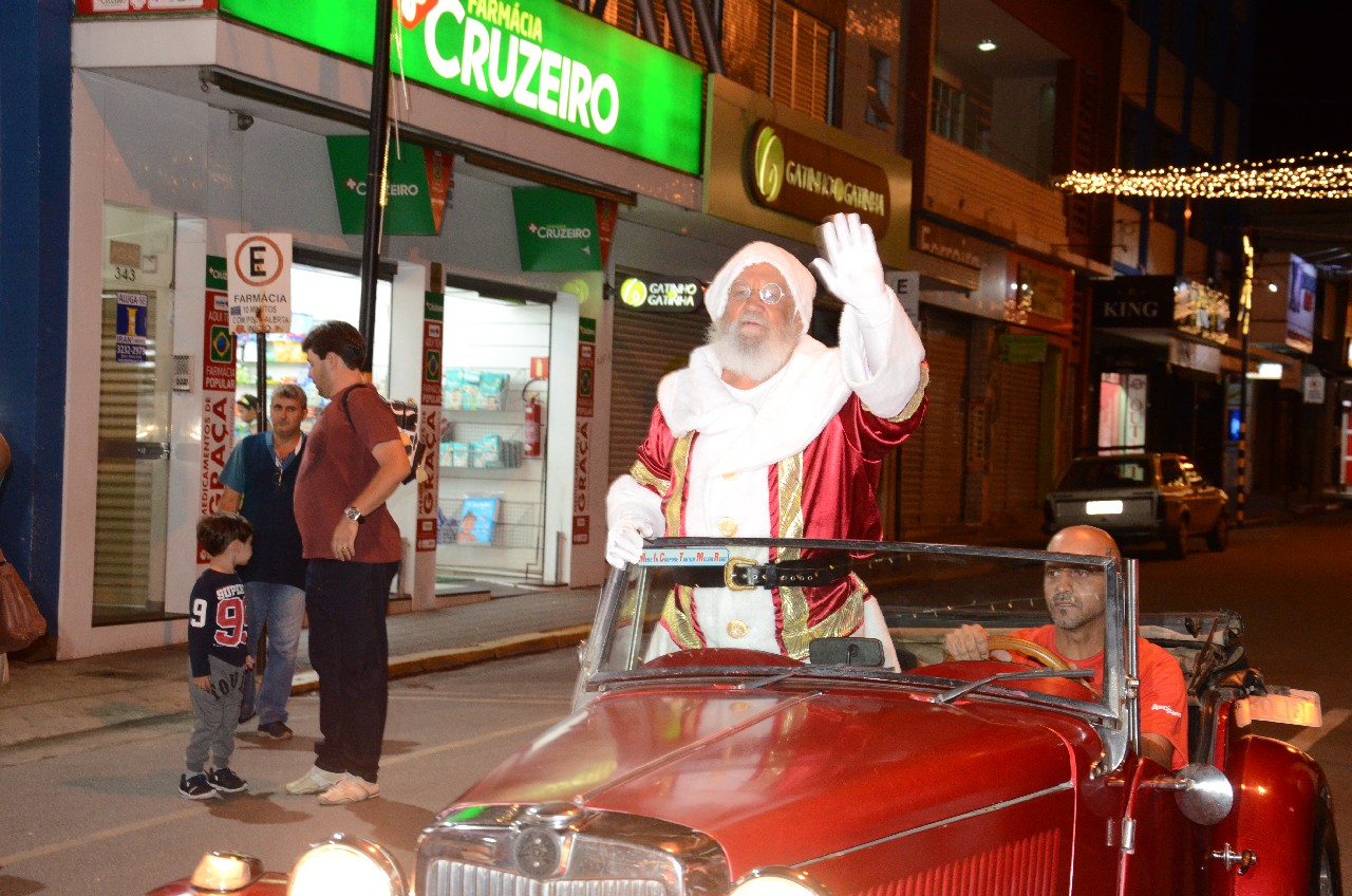 Papai Noel chega e o encanto do Natal toma conta de Pará de Minas