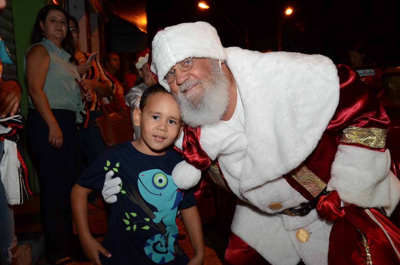 Papai Noel chega e o encanto do Natal toma conta de Pará de Minas