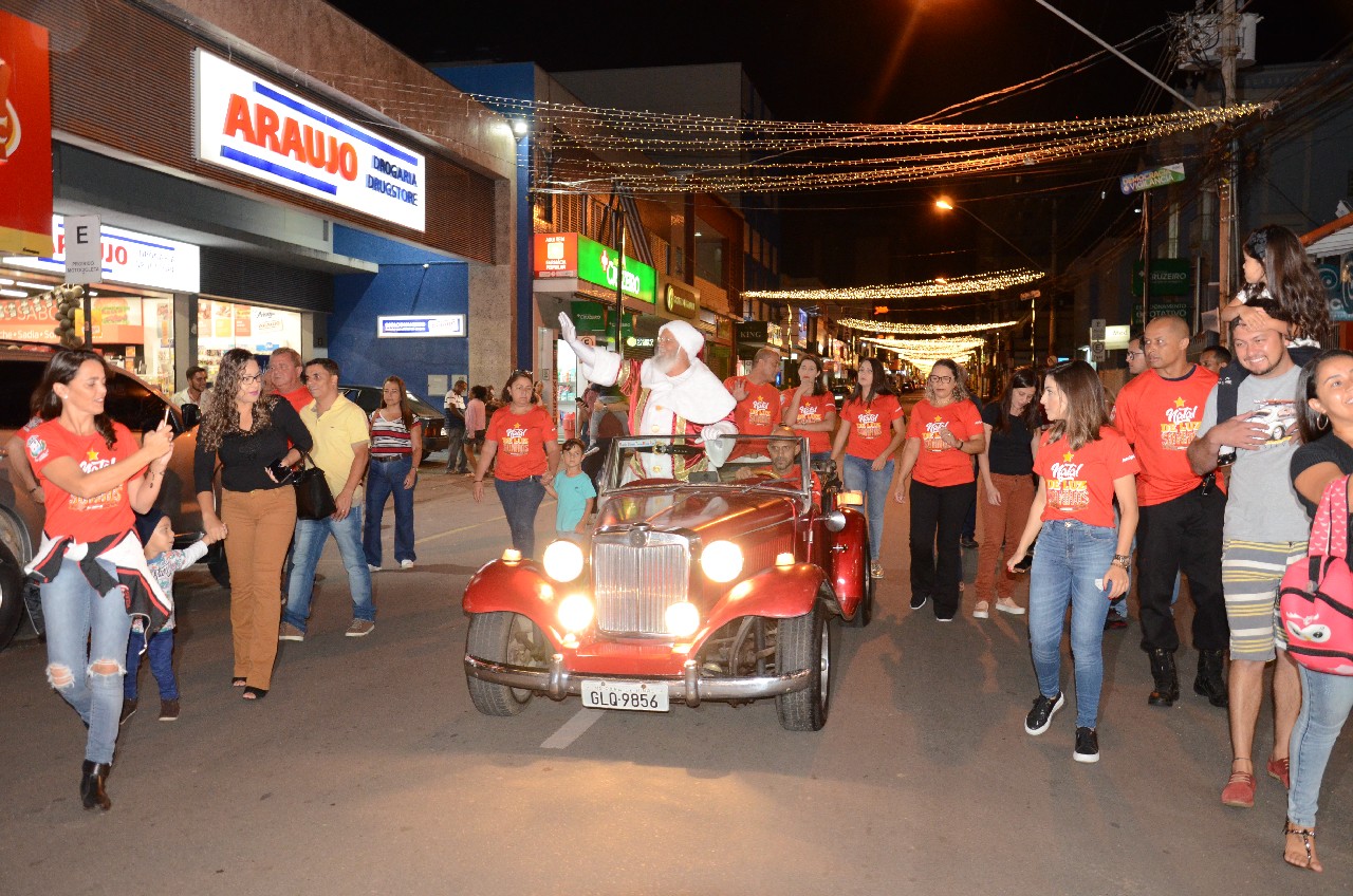 Papai Noel chega e o encanto do Natal toma conta de Pará de Minas