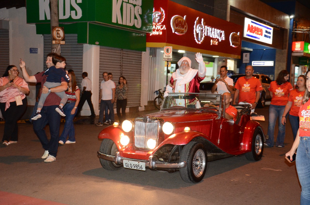 Papai Noel chega e o encanto do Natal toma conta de Pará de Minas