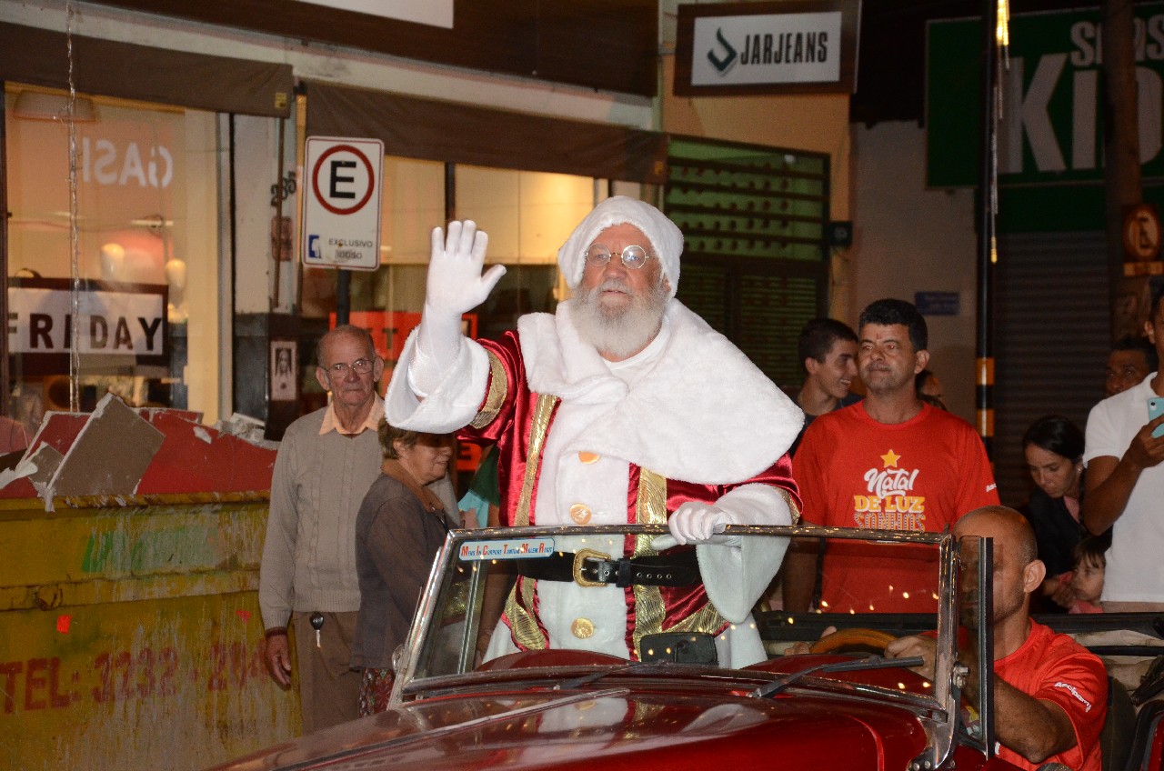 Papai Noel chega e o encanto do Natal toma conta de Pará de Minas