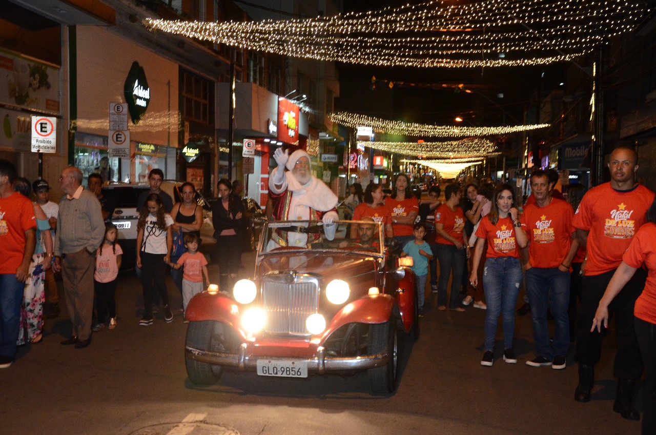 Papai Noel chega e o encanto do Natal toma conta de Pará de Minas