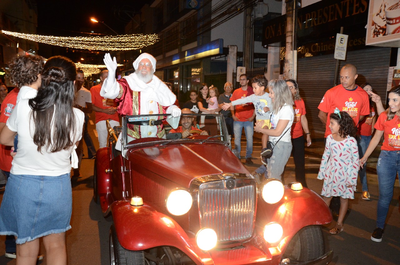 Papai Noel chega e o encanto do Natal toma conta de Pará de Minas