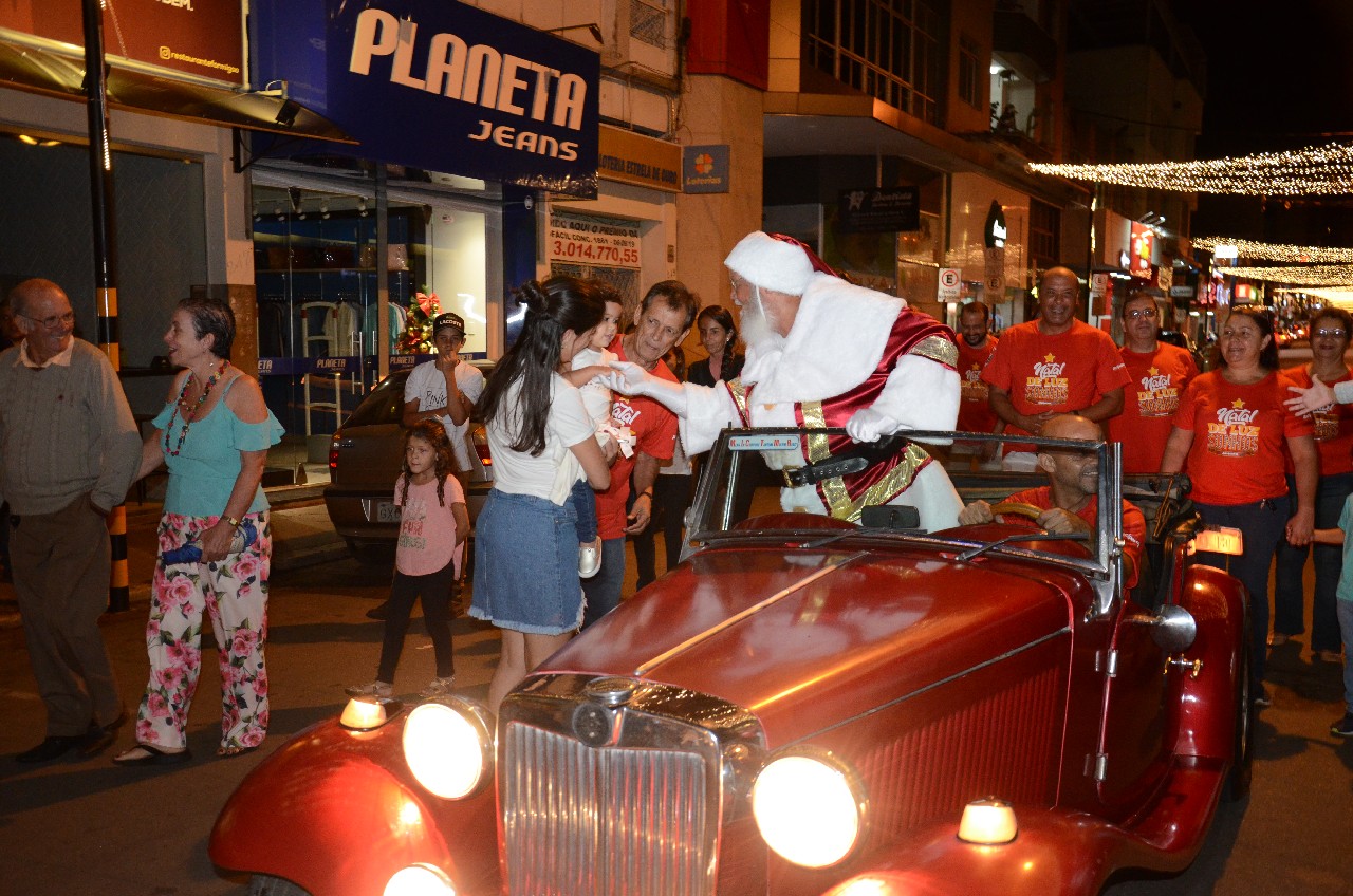 Papai Noel chega e o encanto do Natal toma conta de Pará de Minas