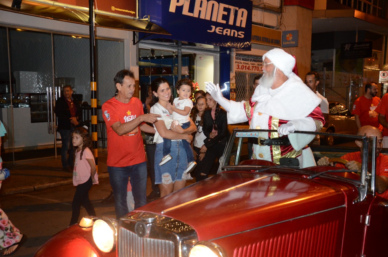 Papai Noel chega e o encanto do Natal toma conta de Pará de Minas