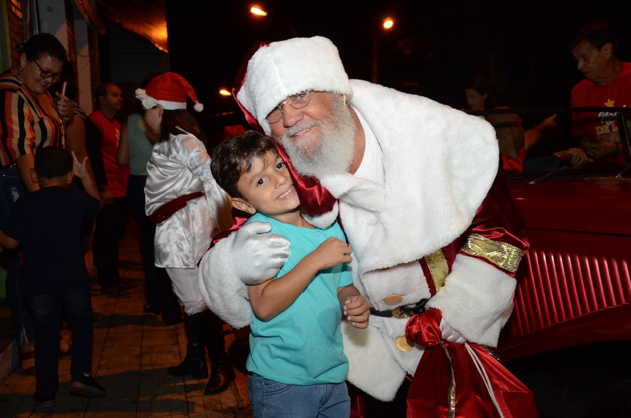 Papai Noel chega e o encanto do Natal toma conta de Pará de Minas