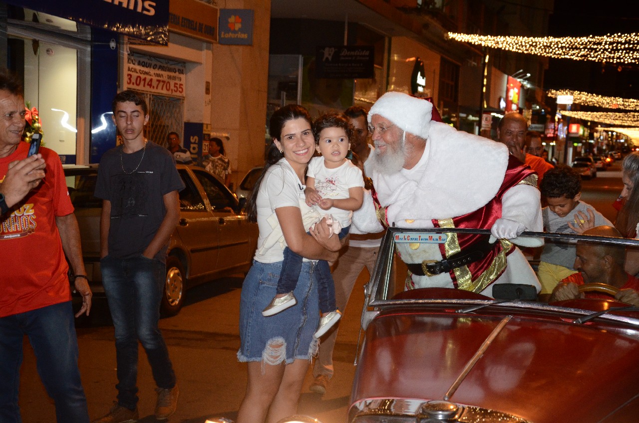 Papai Noel chega e o encanto do Natal toma conta de Pará de Minas