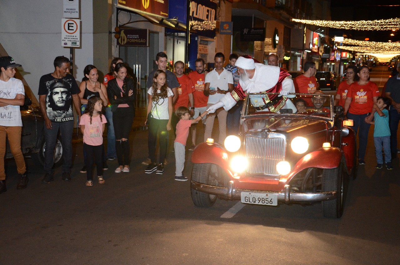 Papai Noel chega e o encanto do Natal toma conta de Pará de Minas