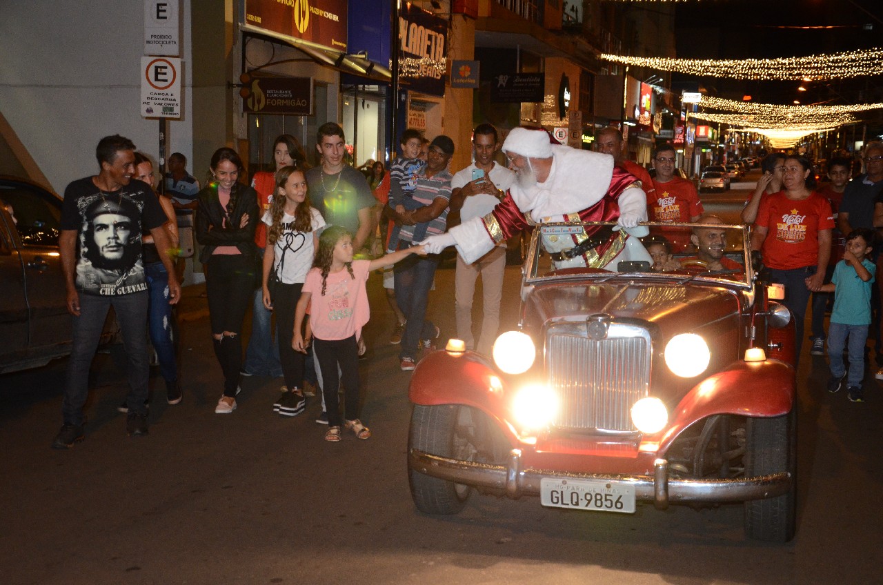 Papai Noel chega e o encanto do Natal toma conta de Pará de Minas