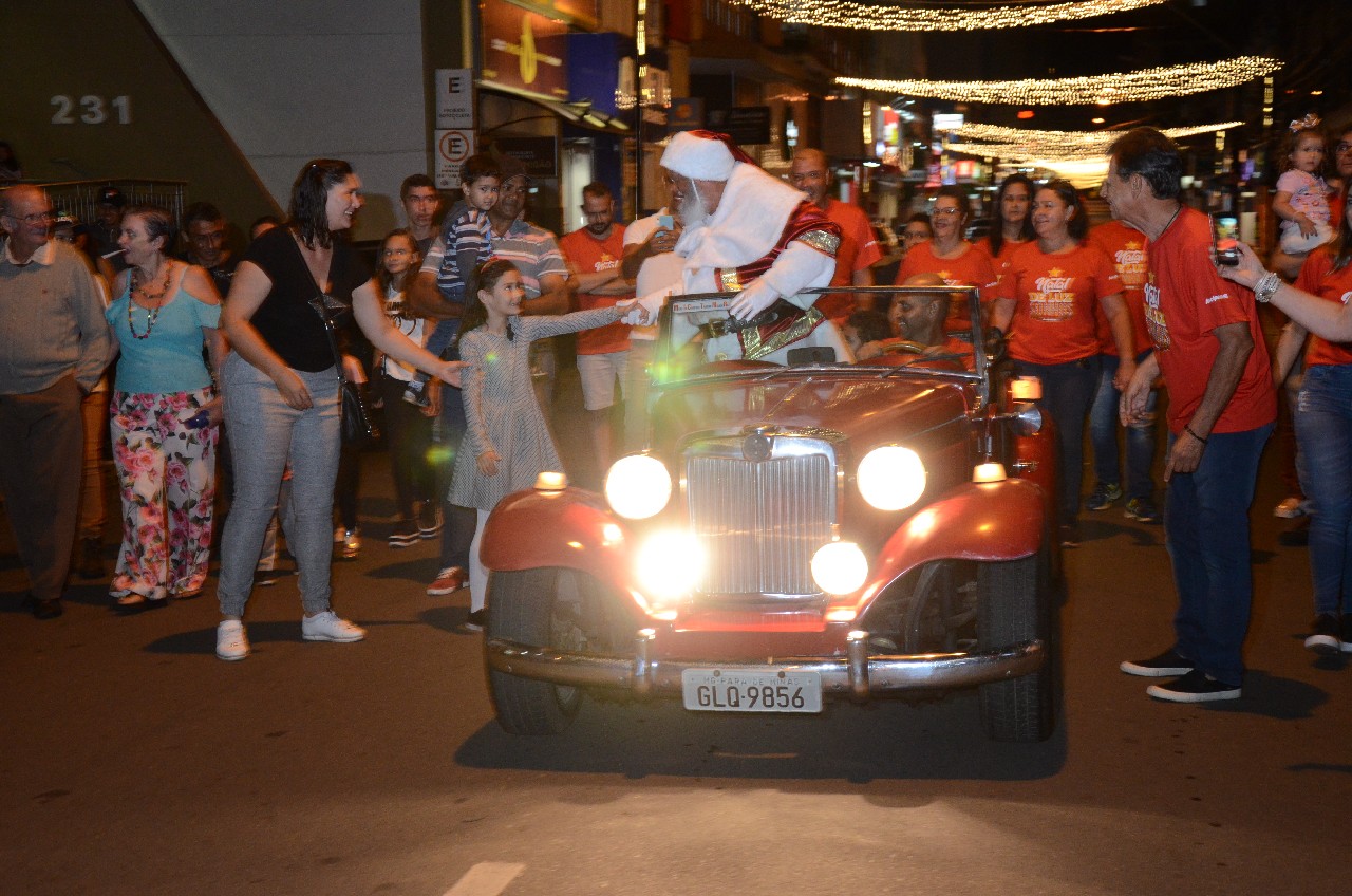 Papai Noel chega e o encanto do Natal toma conta de Pará de Minas