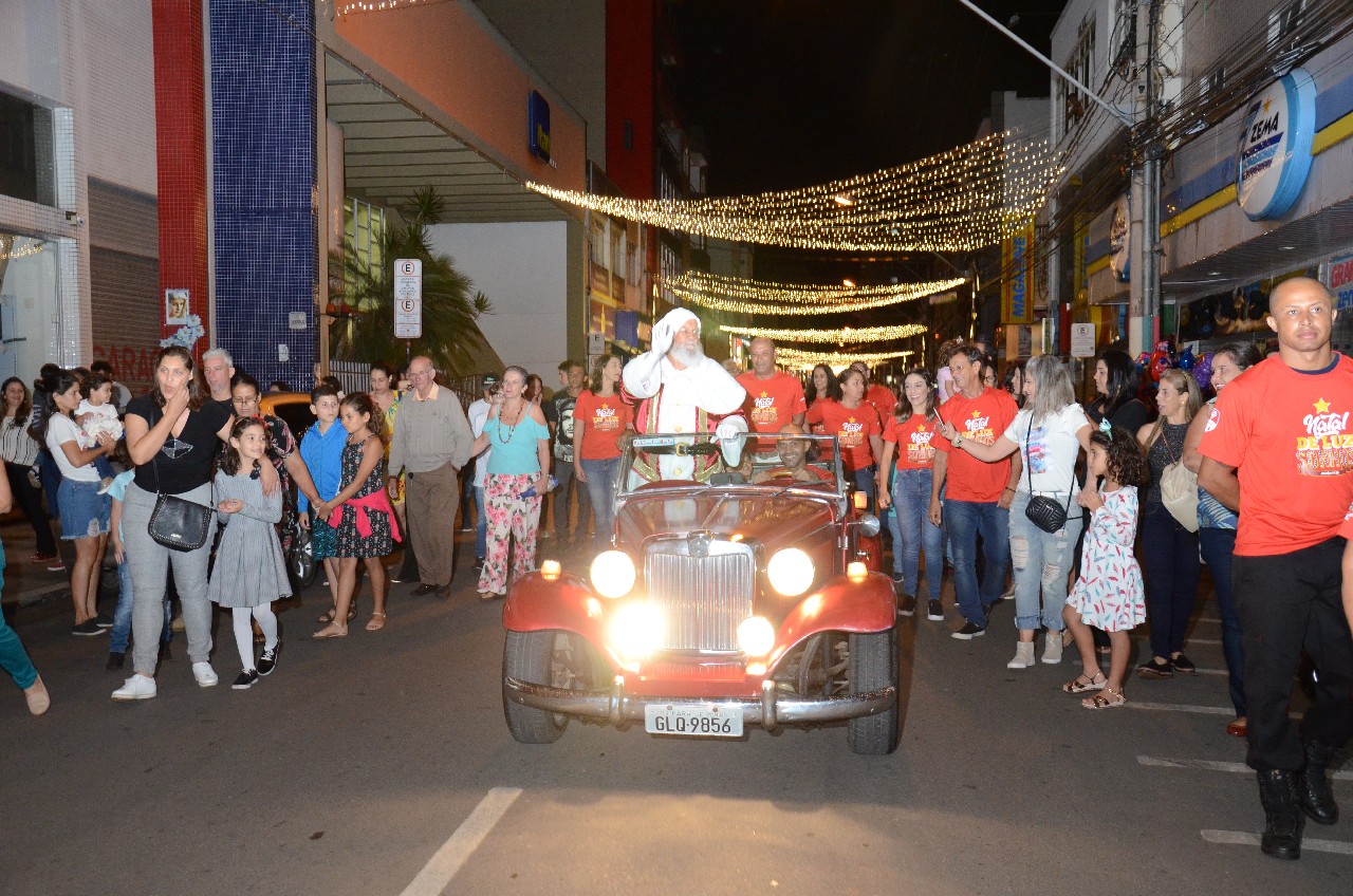 Papai Noel chega e o encanto do Natal toma conta de Pará de Minas