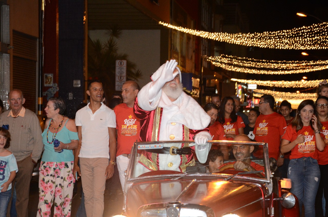 Papai Noel chega e o encanto do Natal toma conta de Pará de Minas