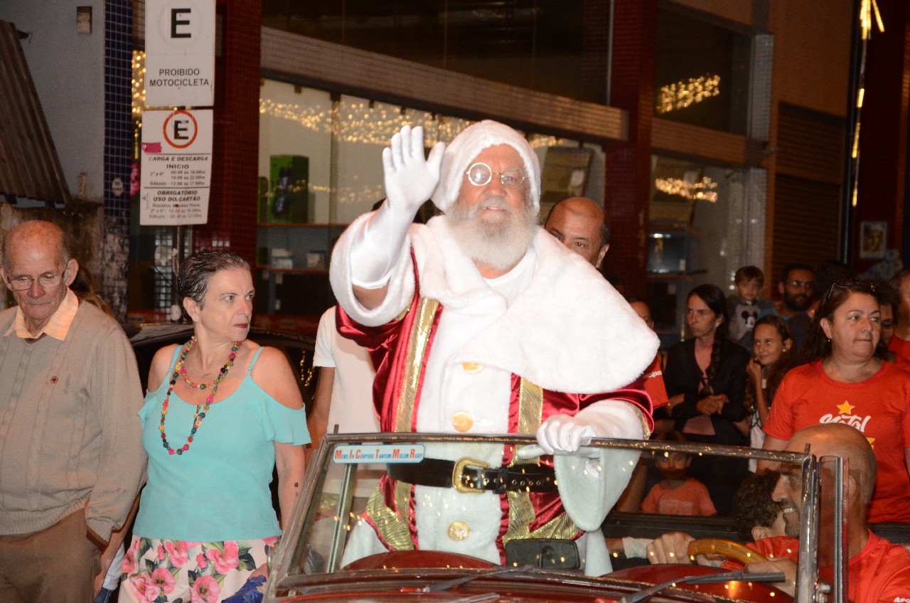 Papai Noel chega e o encanto do Natal toma conta de Pará de Minas