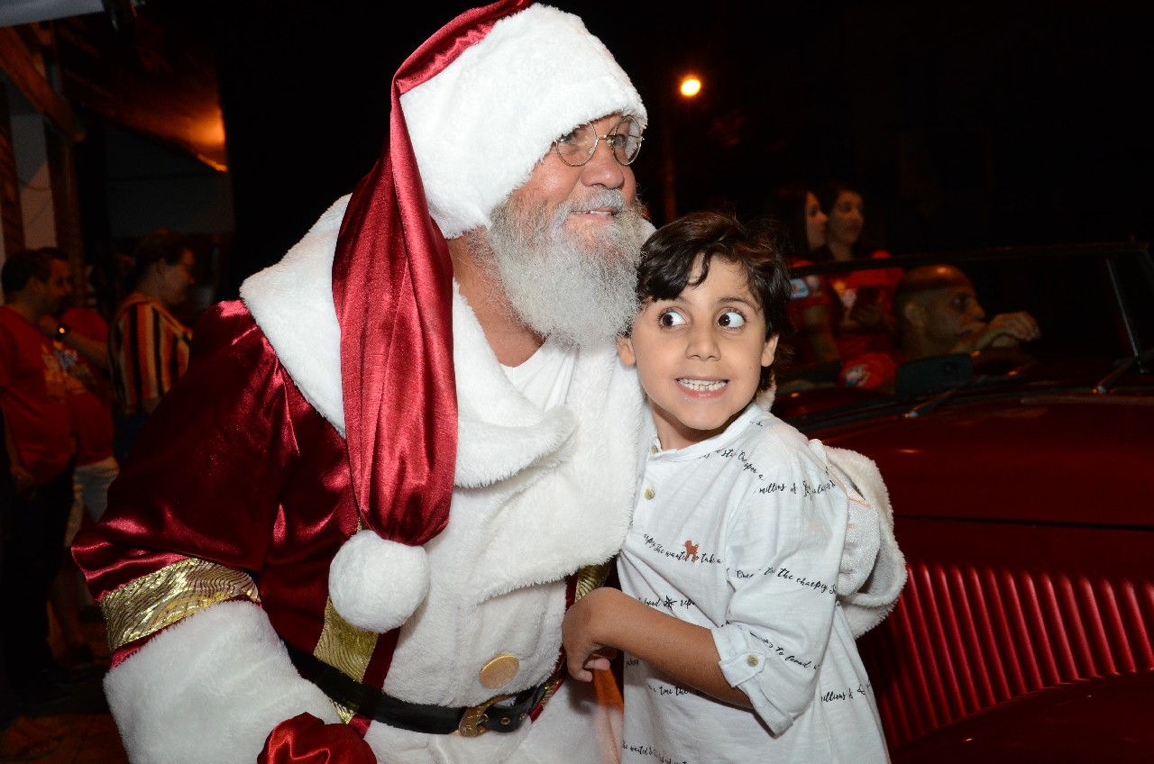 Papai Noel chega e o encanto do Natal toma conta de Pará de Minas