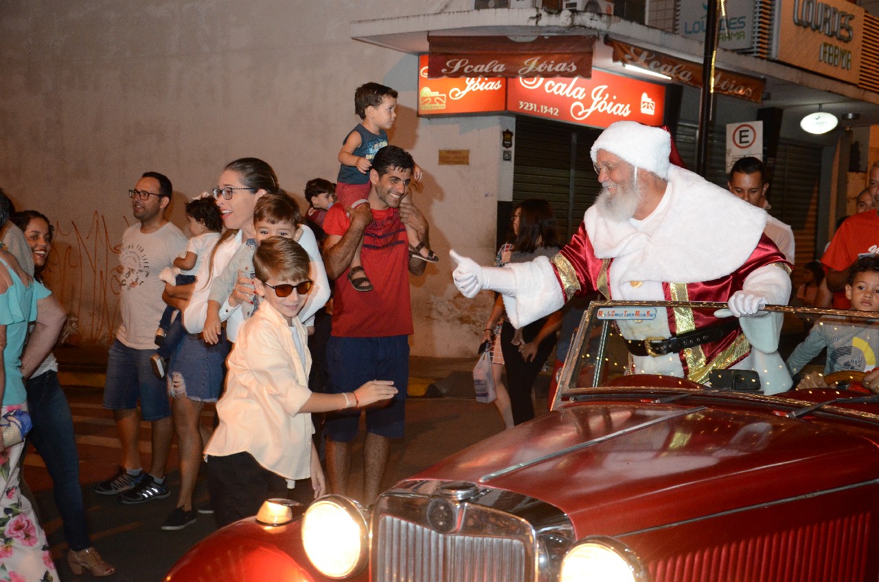 Papai Noel chega e o encanto do Natal toma conta de Pará de Minas