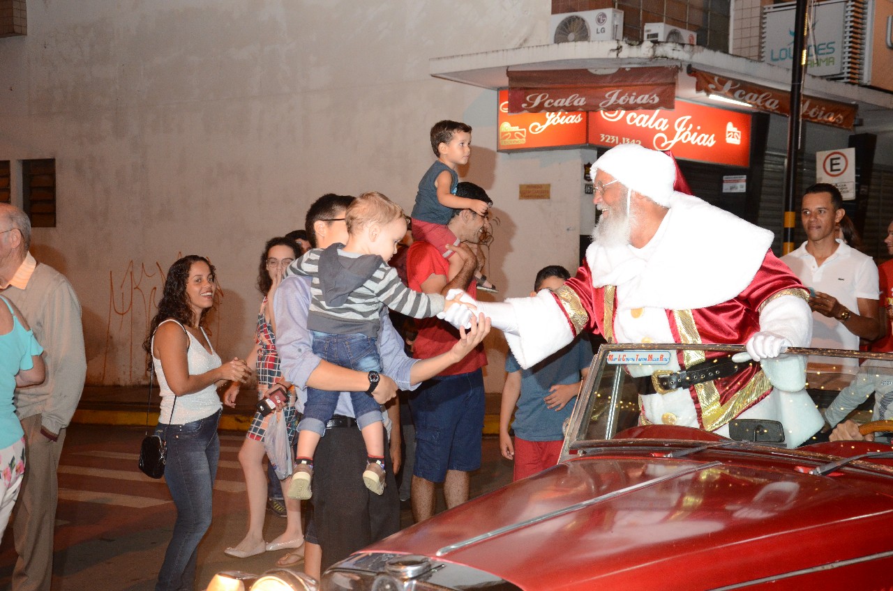 Papai Noel chega e o encanto do Natal toma conta de Pará de Minas