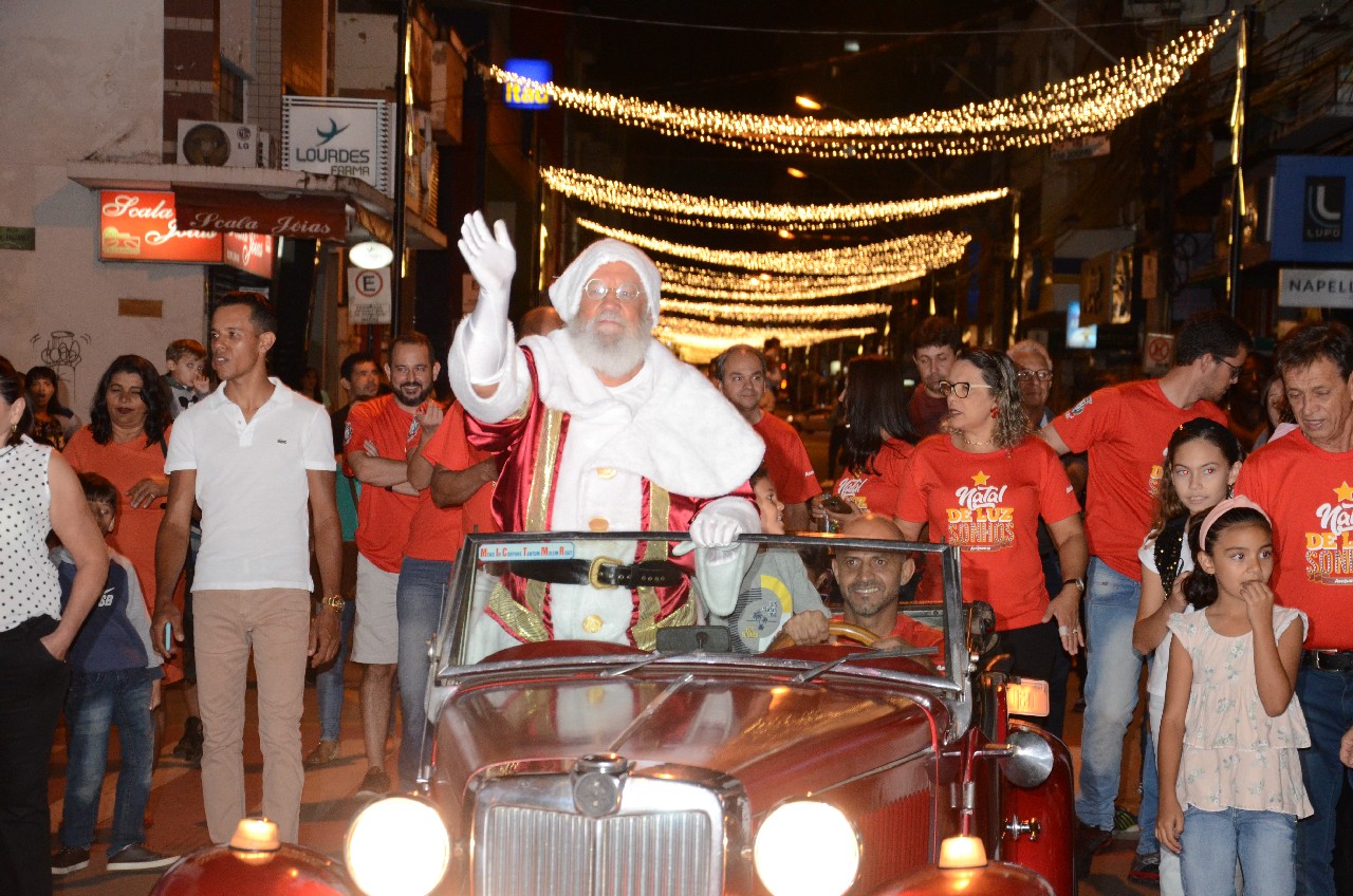 Papai Noel chega e o encanto do Natal toma conta de Pará de Minas