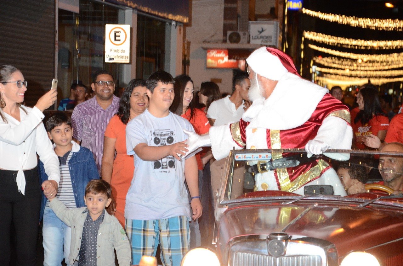 Papai Noel chega e o encanto do Natal toma conta de Pará de Minas