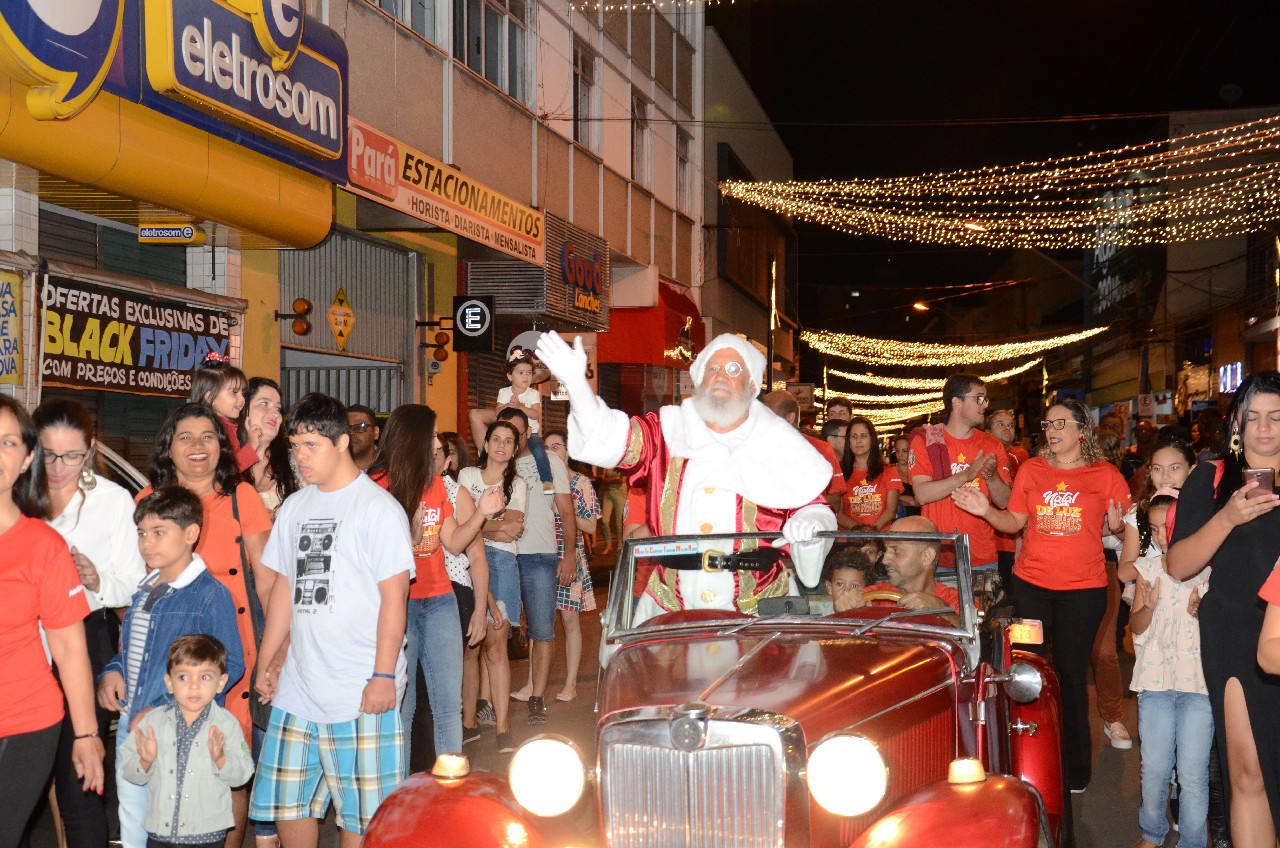 Papai Noel chega e o encanto do Natal toma conta de Pará de Minas