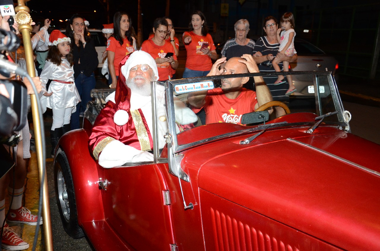 Papai Noel chega e o encanto do Natal toma conta de Pará de Minas