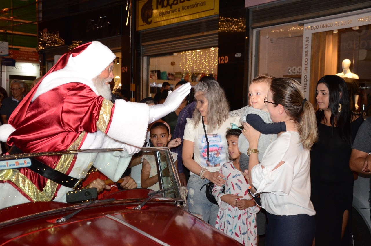 Papai Noel chega e o encanto do Natal toma conta de Pará de Minas