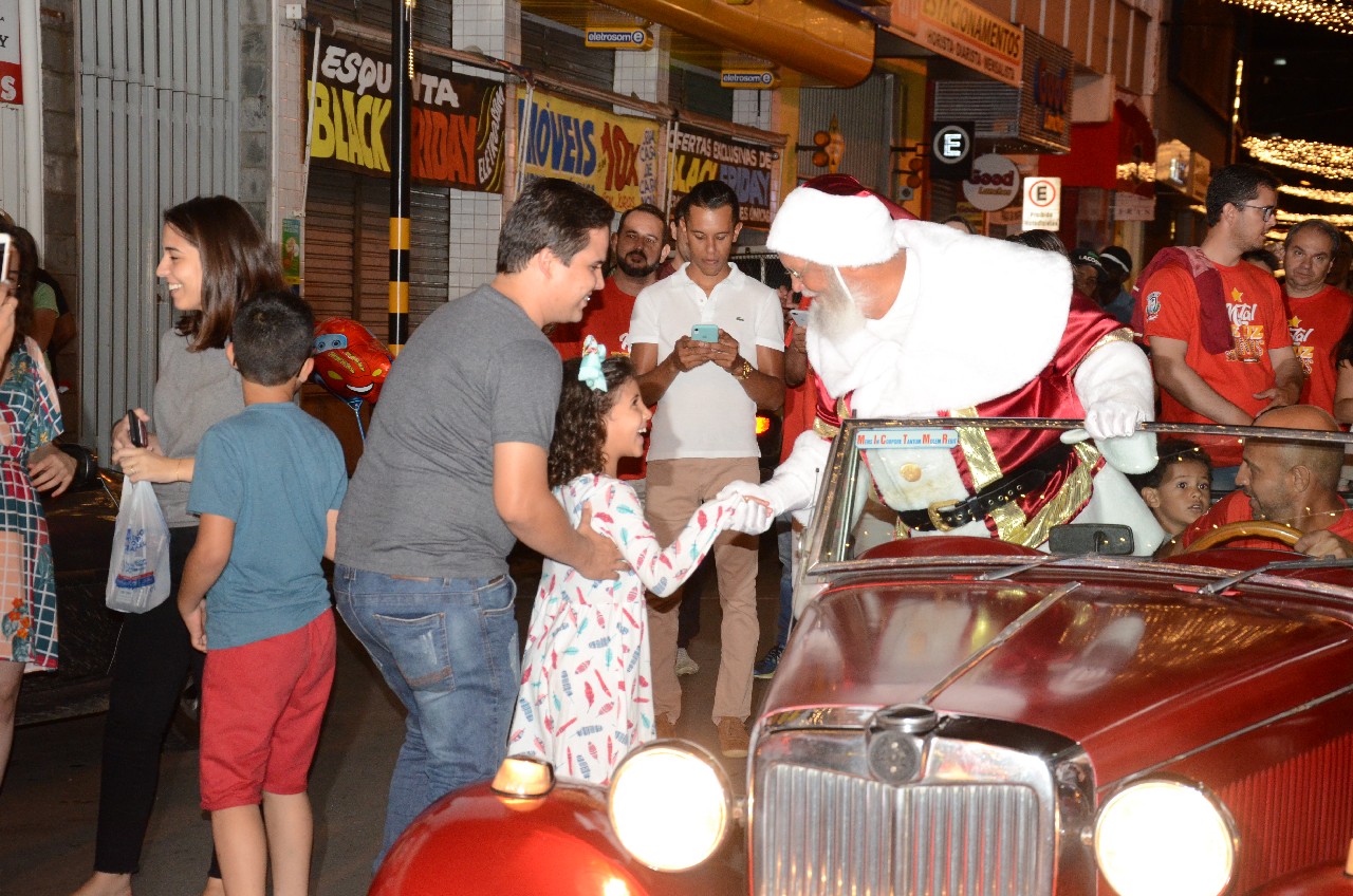 Papai Noel chega e o encanto do Natal toma conta de Pará de Minas