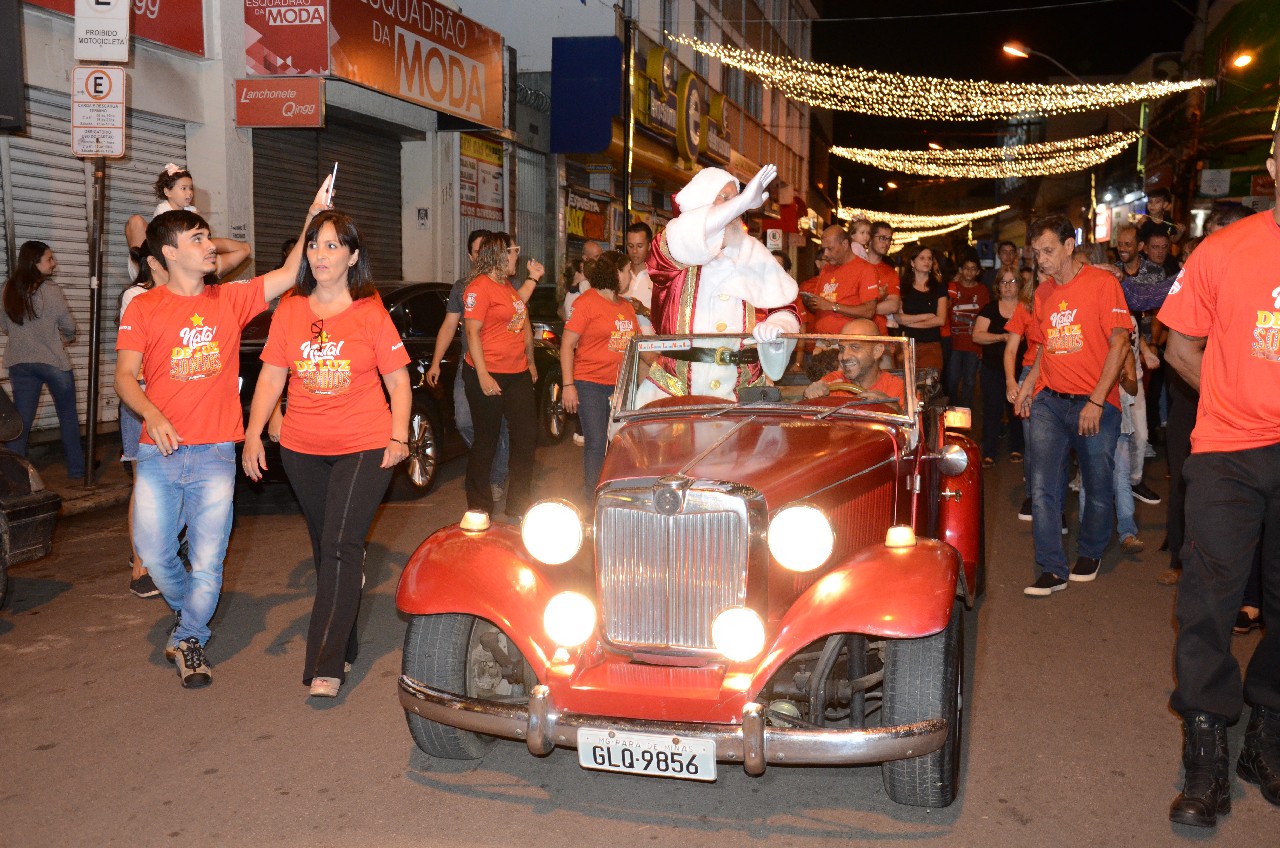 Papai Noel chega e o encanto do Natal toma conta de Pará de Minas