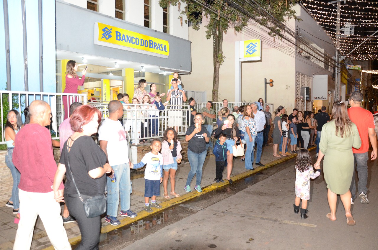 Papai Noel chega e o encanto do Natal toma conta de Pará de Minas