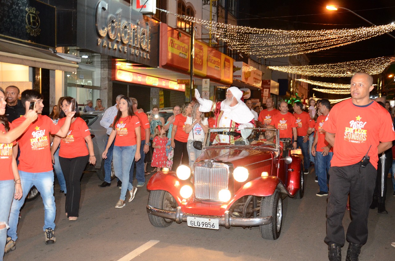 Papai Noel chega e o encanto do Natal toma conta de Pará de Minas