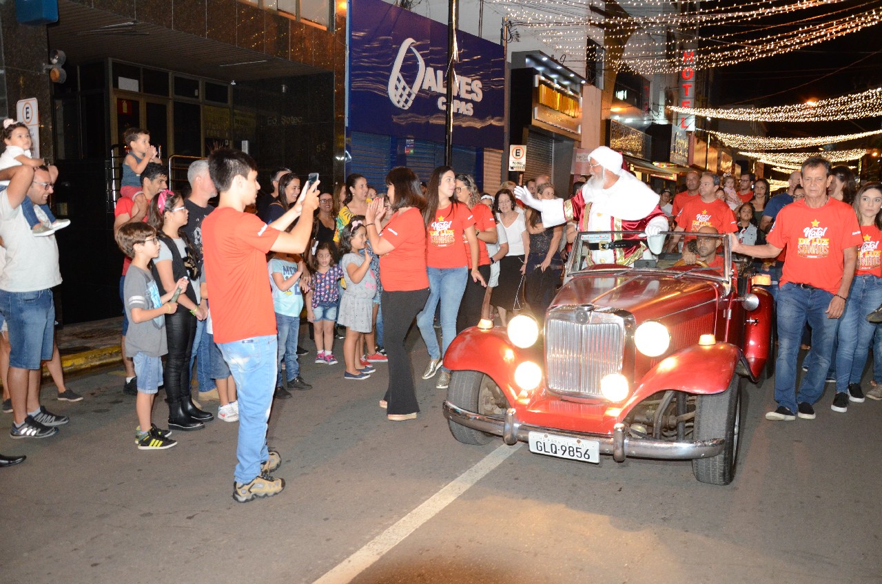 Papai Noel chega e o encanto do Natal toma conta de Pará de Minas