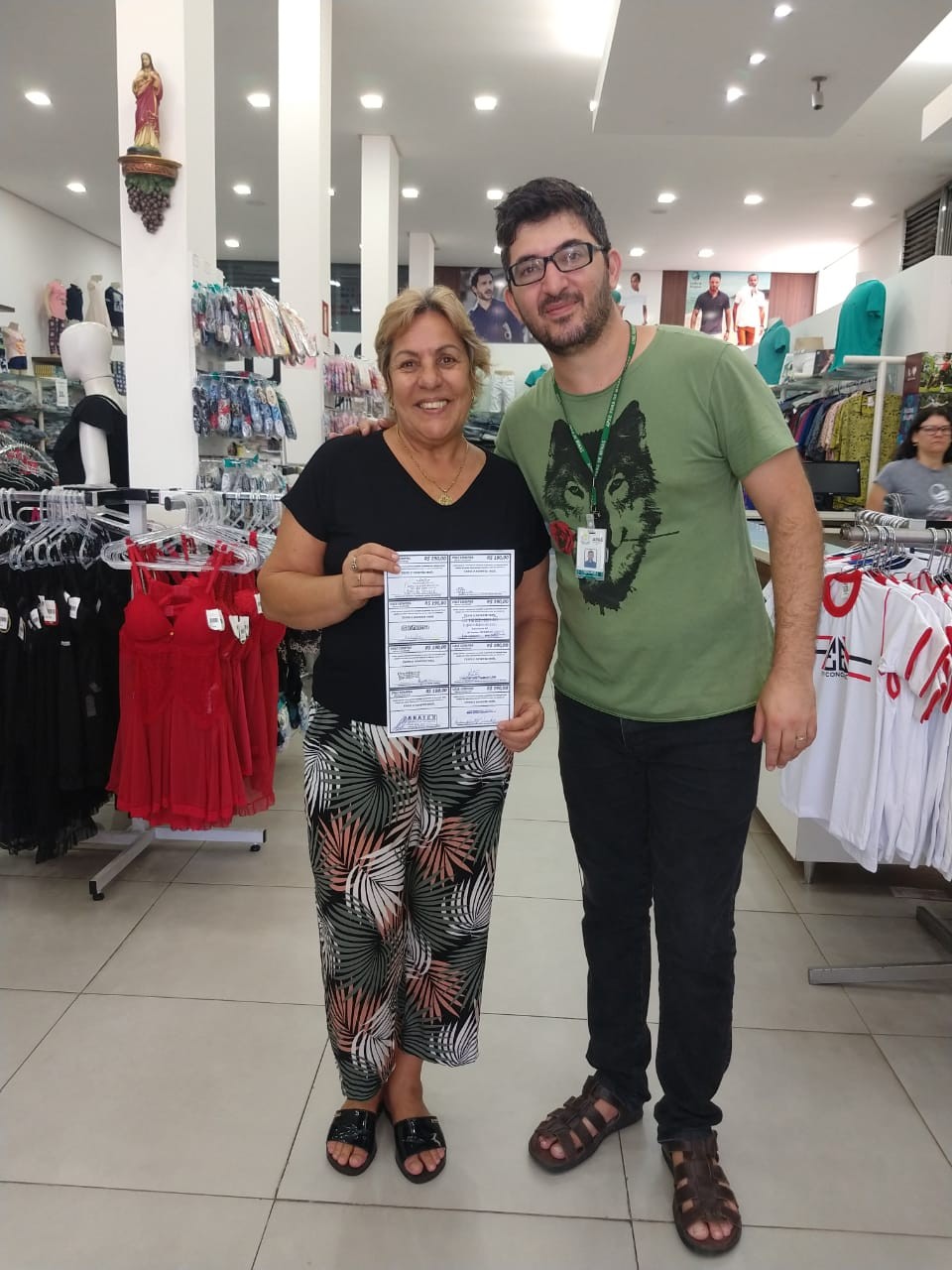 Ganhadora do “Natal Solidário” vai às compras