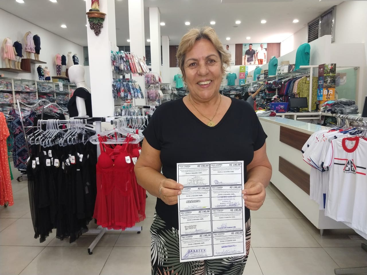 Ganhadora do “Natal Solidário” vai às compras