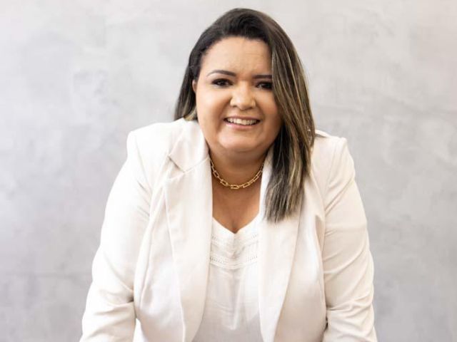 Junia Marise agora é associada da Ascipam e chega oferecendo mais praticidade e qualidade de vida com a Royal Prestige