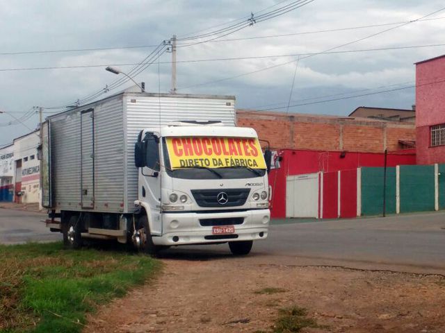 Caminhão vendendo chocolate sem procedência é pego atuando em Pará de Minas