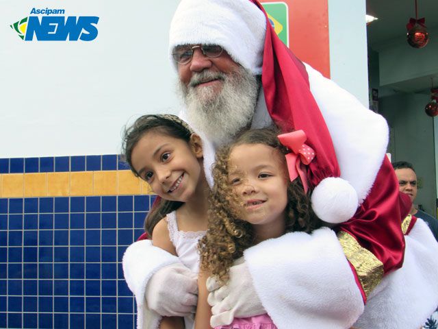 Papai Noel é recebido com festa no Centro Comercial Santos Dumont