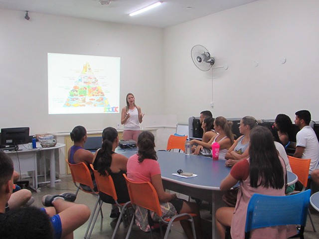 Sócios do Clube Ascipam participam de palestra sobre nutrição