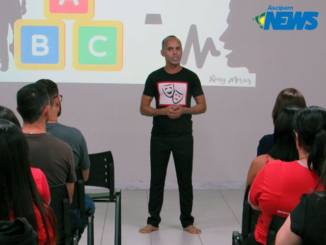 Palestra “O Teatro do Cotidiano” agita e motiva associados